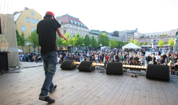 Music, sunshine and lots of people Music, sunshine and lots of people